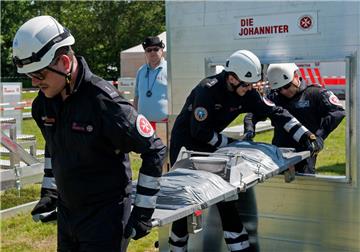 Die Johanniter sind in Otterndorf im Dauereinsatz gewesen: Profiretter balancierten eine Trage mit einem Wasserbehälter über den Wettbewerbsparcours.