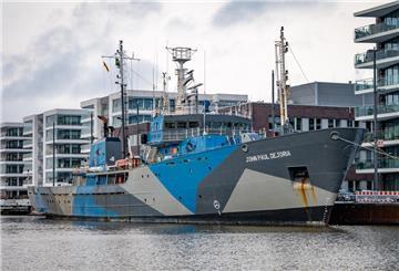 Die „John Paul Dejoria“ von Paul Watsons „Neptuns’s Pirates“ verlässt den Neuen Hafen.
