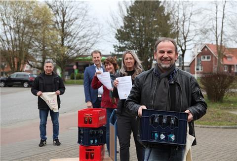 Die Jugend- und Familienförderung der Gemeinde Beverstedt bietet ab Mittwoch einen Einkaufsservice für Mitbürger an (von links): Ali Efetürk, Bürgermeister Guido Dieckmann, Kerstin John, Katharina Grundmann und Detlev Fänger.