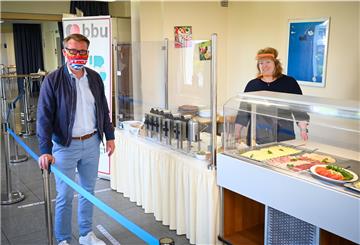 Die Jugendherberge in Bremerhaven ist wieder geöffnet. BBU-Geschäftsführer Gerrit Michaelis und Einrichtungsleiterin Petra Schulz zeigen, wie das „neue“ Büfett funktioniert: Gucken, aber nicht anfassen.