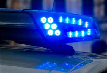  Ein Blaulicht der Polizei leuchtet auf. 
