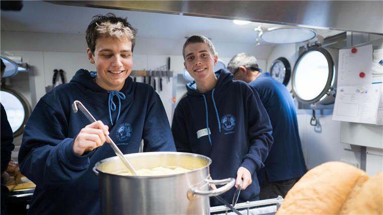 Das segelnde Klassenzimmer - Eine besondere Schule auf See Die Jugendlichen versorgen sich selbst.
