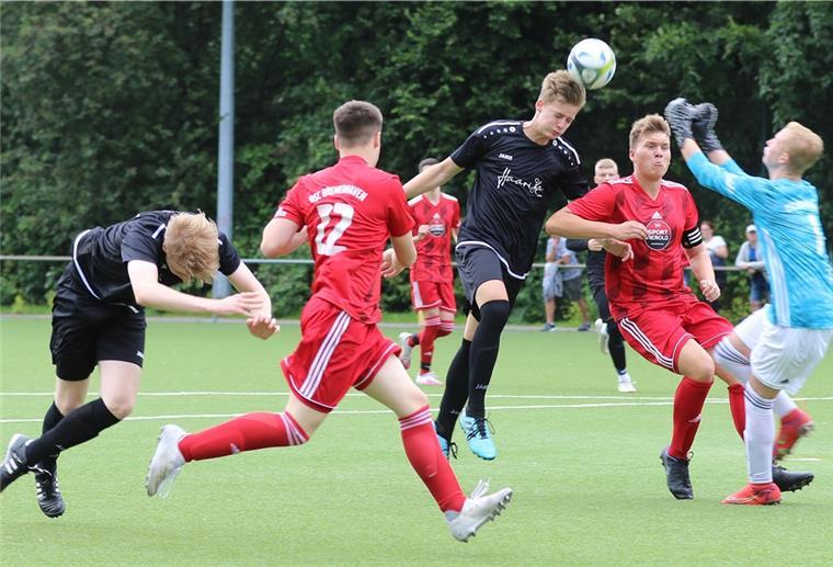 Junioren bleiben dem Fußball nach Corona erhalten Die Jugendmannschaften bereiten sich auf die Meisterschaftssaison vor. Die B-Junioren der JSG 1. FC Nordenham/TSV Abbehausen (blaue Trikots) bestritten zuletzt ein Testspiel gegen den OSC Bremerhaven.