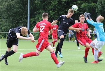 Die Jugendmannschaften bereiten sich auf die Meisterschaftssaison vor. Die B-Junioren der JSG 1. FC Nordenham/TSV Abbehausen (blaue Trikots) bestritten zuletzt ein Testspiel gegen den OSC Bremerhaven.