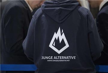 Ein Mitglied der „Jungen Alternative“ trägt einen Merch-Hoodie