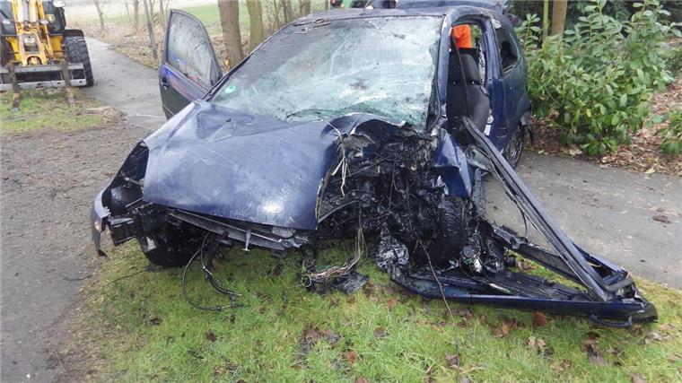 Schwerer Unfall: 18-Jährige stürzt in Wassergraben Die junge Fahrerin dieses Ford kam nach dem Unfall im Cuxland mit schweren Verletzungen ins Krankenhaus.