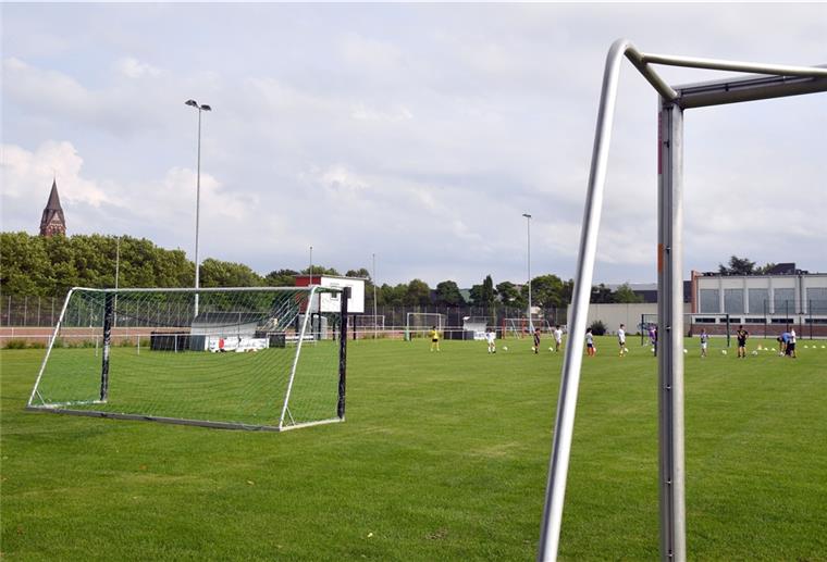 Die Sportvereine in Bremerhaven haben das Warten satt Die jungen Fußballer würden gerne schnell zurück auf die Plätze. Ein Stufenplan soll nun festlegen, wann Sport wieder erlaubt ist.