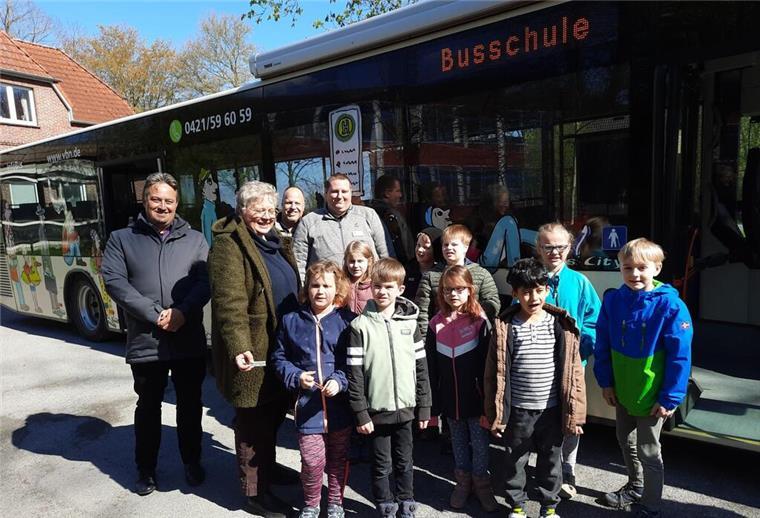 Schüler vor dem Bus