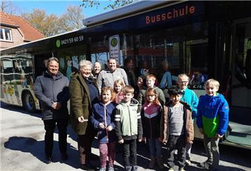 Schüler vor dem Bus