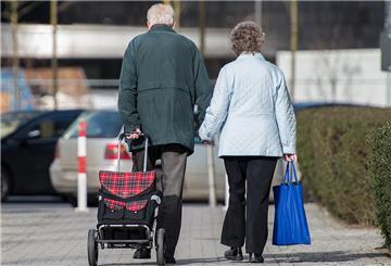 Ein älteres Ehepaar läuft die Straße entlang. Für fitte Rentner wurde nun ein Pflichtdienst gefodert. 