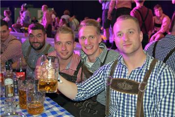 Die Jungs kamen zünftig in Krachlederner daher.