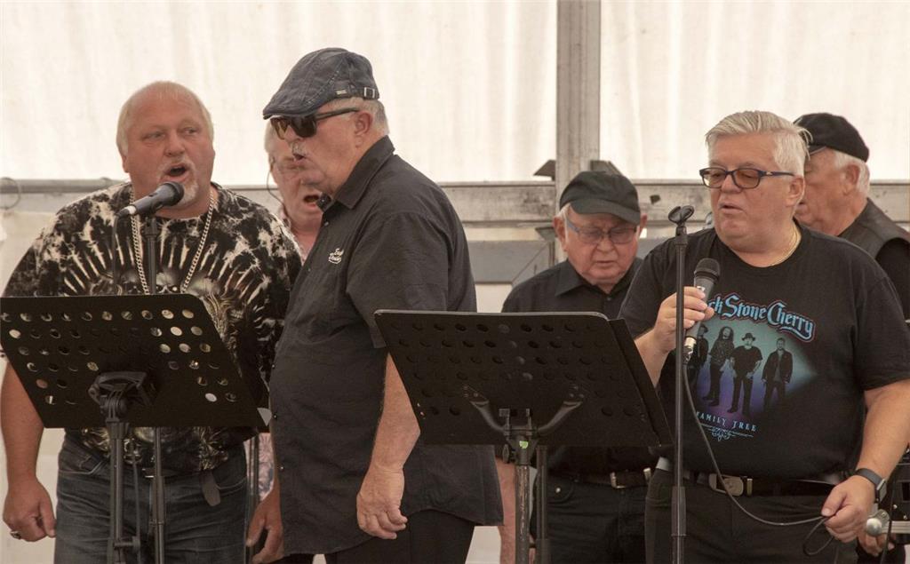 Die Jungs vom Nordseedeich - wie sich der Shanty-Chor Dorum selber nennt- schaff...