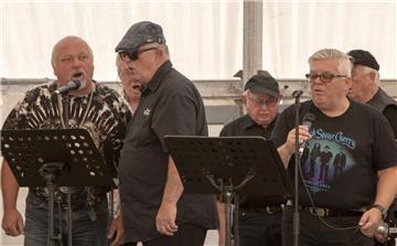 Die Jungs vom Nordseedeich - wie sich der Shanty-Chor Dorum selber nennt- schaff...
