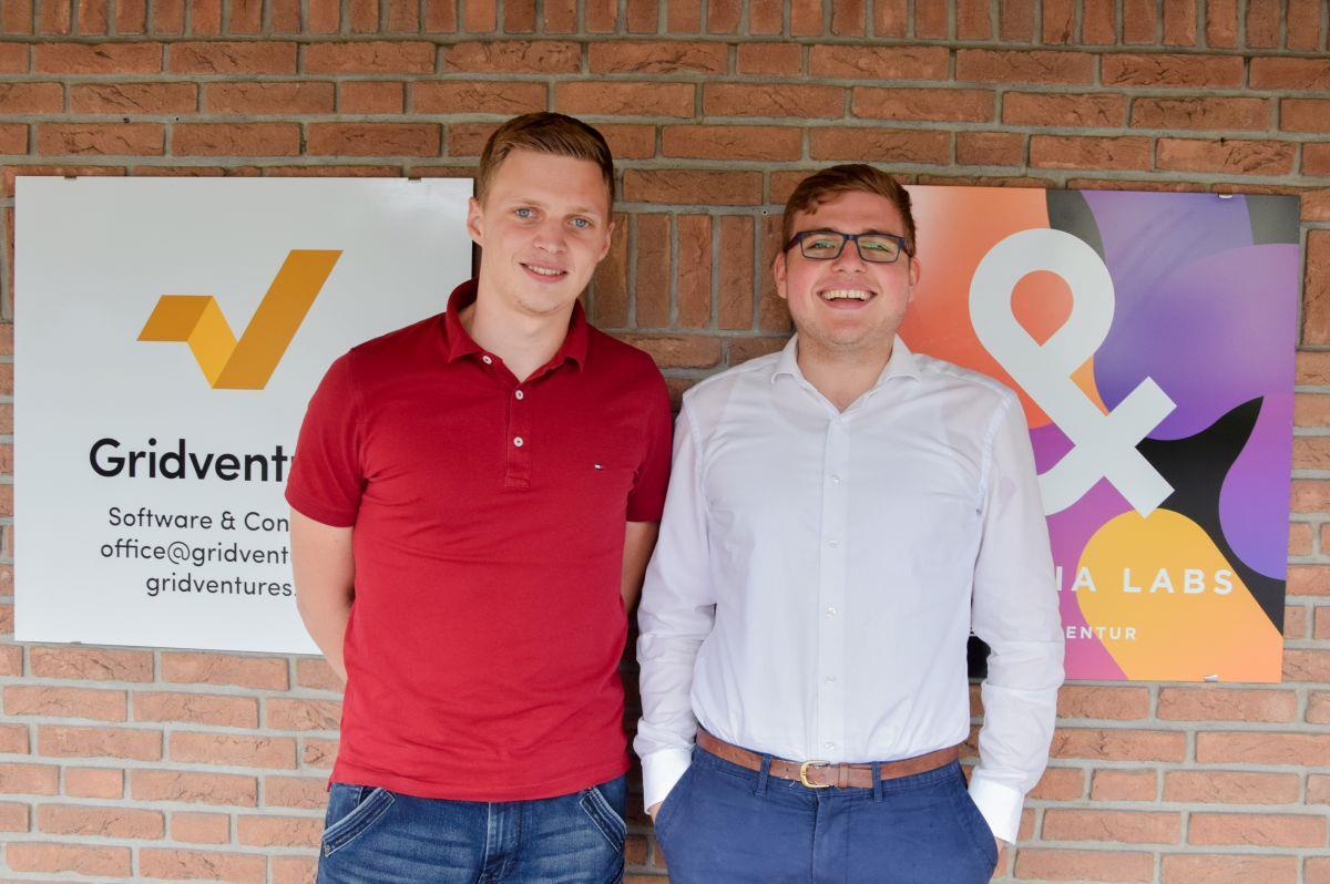 Die Jungunternehmer Phil Schaffarzyk (links) und Julian Schwuchow haben während ihrer Schulzeit ihre erste Firma gegründet. Fünf Jahre später haben sie keinen Grund, den Schritt in die Selbstständigkeit zu bereuen. 