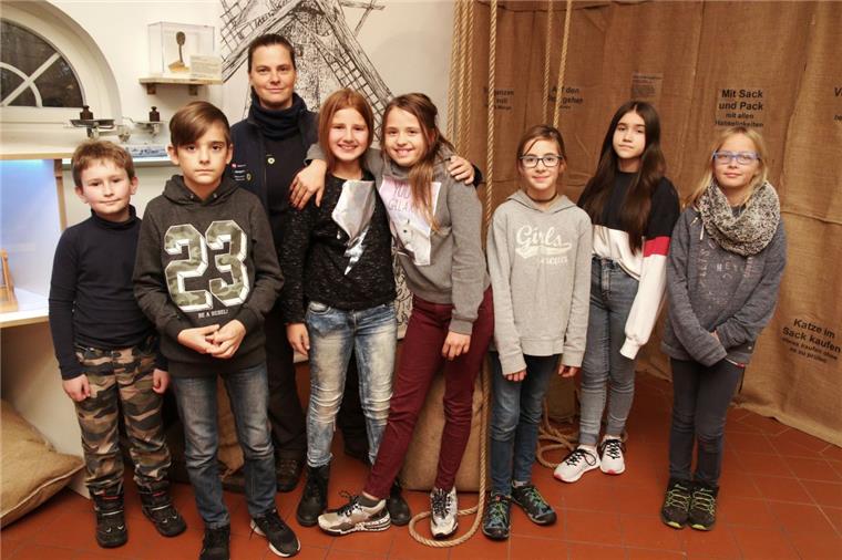 Junior-Ranger aus Butjadingen erkunden Watt, Wald und Wiesen Die Junior-Ranger-Gruppe vom Nationalparkhaus Fedderwardersiel bei einem Ausflug in die Moorseer Mühle.