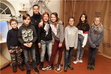 Die Junior-Ranger-Gruppe vom Nationalparkhaus Fedderwardersiel bei einem Ausflug in die Moorseer Mühle. 
