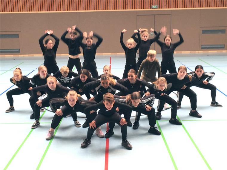 Die Junioren-Formation „The Clan“ von der Tanzschule Beer tanzt erstmals bei einer Großveranstaltung zusammen. 