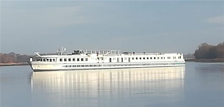 Hotelschiff steckt auf Sandbank in der Elbe fest Die "Junker Jörg" liegt quer in der Elbe.