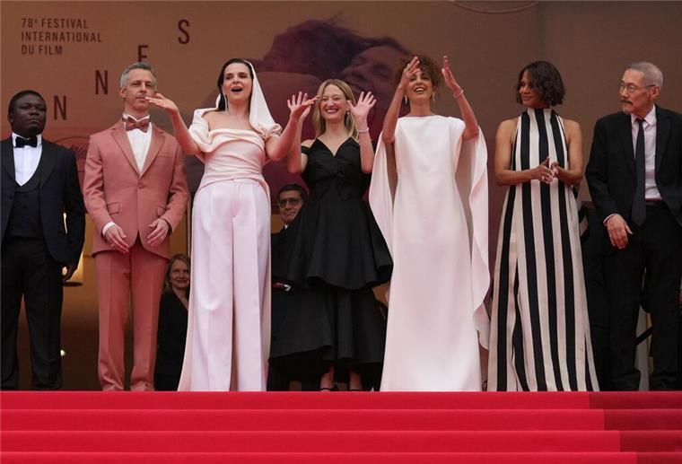 Die Jury auf dem Teppich, rechts Halle Berry.