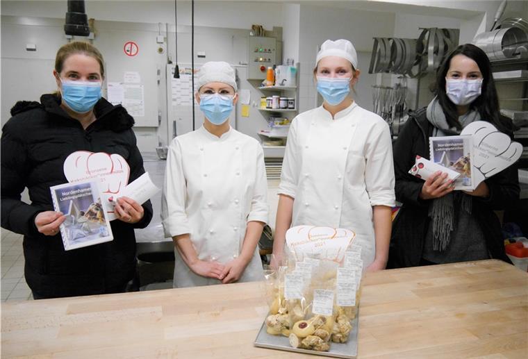 Nordenham: Gewinner des Kekswettbewerbs stehen fest Die Jury aus Sandra Fischer (Zweite von links) und Jessica König (Dritte von links) kürten die Gewinnerinnen Nicole Qualeh (links) und Susanne Kuchnia des Keks-Wettbewerbs. Den ersten Platz belegte Karin Körting (nicht im Bild).