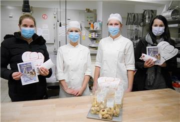 Die Jury aus Sandra Fischer (Zweite von links) und Jessica König (Dritte von links) kürten die Gewinnerinnen Nicole Qualeh (links) und Susanne Kuchnia des Keks-Wettbewerbs. Den ersten Platz belegte Karin Körting (nicht im Bild).