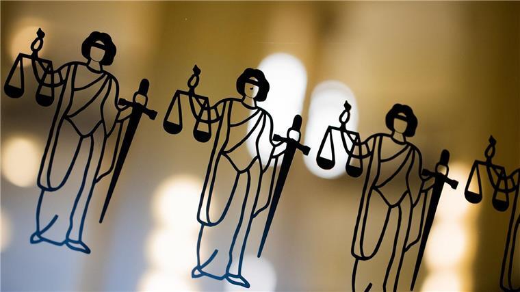 Haftstrafe auf Bewährung für tödlichen Unfall mit Kleinkind Die Justitia ist an einer Scheibe am Eingang zum Oberlandesgericht zu sehen.