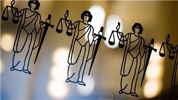 Die Justitia ist an einer Scheibe am Eingang zum Oberlandesgericht zu sehen.