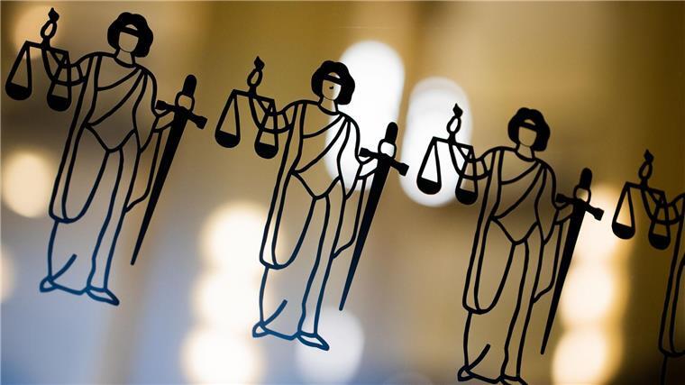 Die Justitia ist an einer Scheibe am Eingang zum Oberlandesgericht zu sehen.