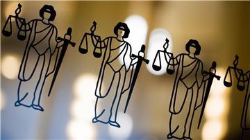 Die Justitia ist an einer Scheibe am Eingang zum Oberlandesgericht zu sehen.