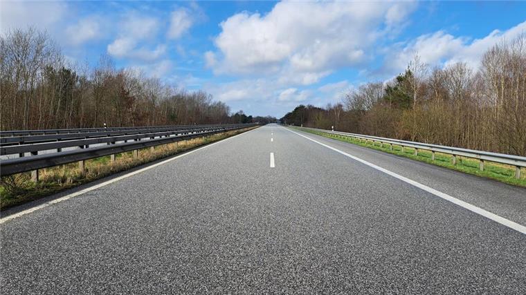Blick auf eine Autobahn. Blauer Himmel und Wolken im Hintergrund. Die K48 bleibt ab dem 31. März bis Ende Juni voll gesperrt. Die Sperrung beeinflusst den Verkehr an der A27-Anschlussstelle Uthlede erheblich. 