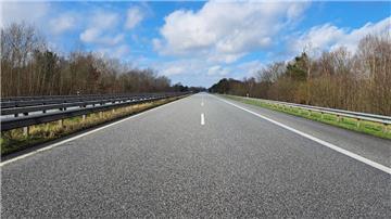 Blick auf eine Autobahn. Blauer Himmel und Wolken im Hintergrund. Die K48 bleibt ab dem 31. März bis Ende Juni voll gesperrt. Die Sperrung beeinflusst den Verkehr an der A27-Anschlussstelle Uthlede erheblich. 