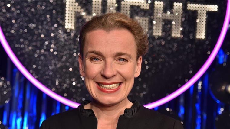 Die Kabarettistin Tina Teubner ist mit dem „Salzburger Stier 2024“ ausgezeichnet worden.