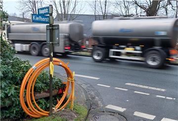 Die Kabel liegen auch an der Hauptstraße in Drangstedt bereit. Ihre Verlegung kann aber erst dann beginnen, wenn die beauftragten Firmen die Genehmigung des Landes erhalten haben. Die Hauptstraße ist eine Landesstraße.