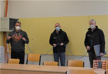 Die Kabel liegen, der erste Schritt auf dem Weg zu Digitalisierung der Grundschulen ist gemacht.