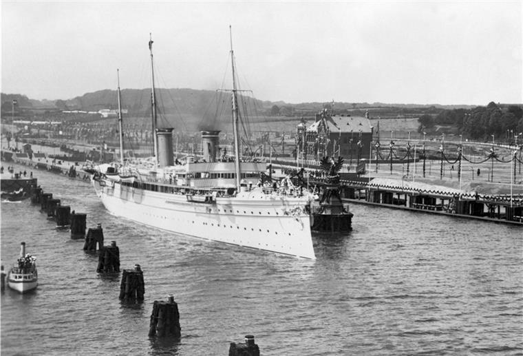 Bremerhavener Museum digitalisiert Geschirr Die Kaiserliche Yacht „Hohenzollern“ bei der Einweihung des Kaiser-Wilhelm-Kanals (heute: Nord-Ostsee-Kanal) am 21. Juni 1895. Auf seiner Yacht hatte der Kaiser edles Frühstücksgeschirr, das heute im DSM aufbewahrt wird.