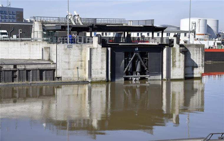 Heikles Manöver um die Mittagszeit Die Kaiserschleuse blieb während des mehrstündigen Tests für den Auto- und Schiffsverkehr gesperrt. Foto Scheschonka