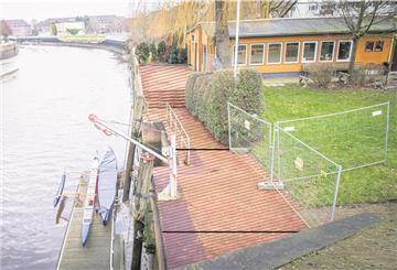 Die Kaje an der Alten Geestebrücke wird noch einmal geflickt, so dass die Sportler unter Auflagen wieder trainieren können. Foto: Hartmann