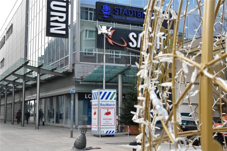 Die Kameras am Theodor-Heuss-Platz sollten in der Nacht auch den „Giant Star Ball“ vor Randalierern schützen. 