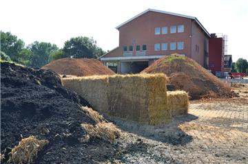 Die Kammerfilterpresse zur Entwässerung des anfallenden Klärschlamms ist in einem der größeren Gebäude auf dem Gelände der Abwasserreinigungsanlage im Zevener Nordosten untergebracht. Die Anlage ist bereits abgeschrieben, wird aber weiter genutzt.