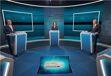 Die Kanzlerkandidaten Armin Laschet (l-r, CDU), Annalena Baerbock (Bündnis 90/Die Grünen) und Olaf Scholz (SPD) bei ihrem ersten Schlagabtausch im Fernsehen.