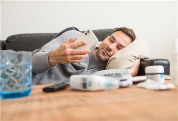 ILLUSTRATION - Wegen einer Erkältung zum Arzt: Wenn der Arbeitgeber den Nachweis verlangt, müssen Beschäftigte schon ab dem ersten Krankheitstag eine AU-Bescheinigung vorlegen. (zu dpa: «5 Regeln zur Krankmeldung, die Sie kennen sollten») Foto: Christin Klose/dpa-tmn - Honorarfrei nur für Bezieher des dpa-Themendienstes +++ dpa-Themendienst +++
