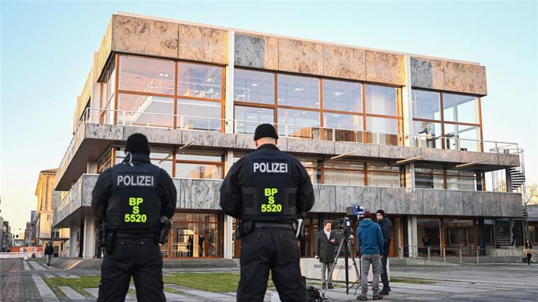 Die Karlsruher Richter haben entschieden, dass die Polizeikosten für Hochrisikospiele der DFL in Rechnung gestellt werden dürfen.