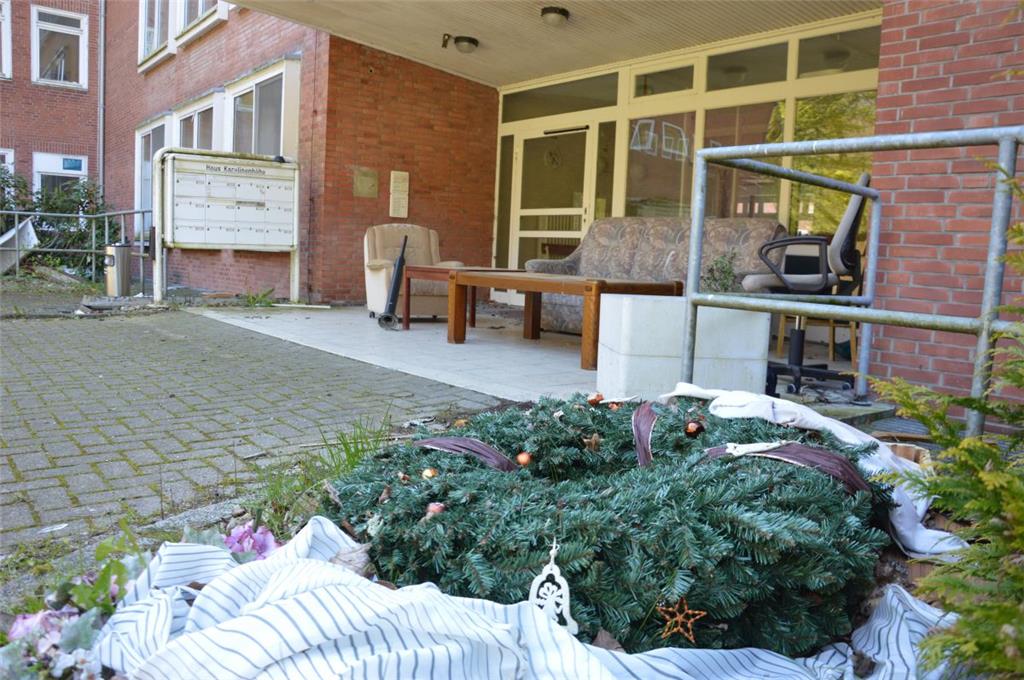 Die Karolinenhöhe in Bad Bederkesa verfällt zusehends. Überall Unrat und eine Spur der Verwüstung.