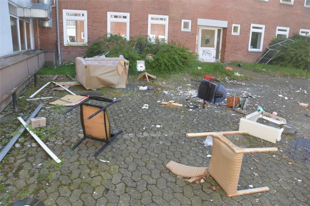 Die Karolinenhöhe in Bad Bederkesa verfällt zusehends. Überall Unrat und eine Spur der Verwüstung.