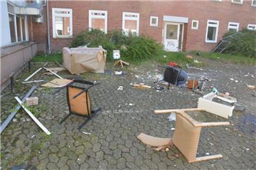 Die Karolinenhöhe in Bad Bederkesa verfällt zusehends. Überall Unrat und eine Spur der Verwüstung.
