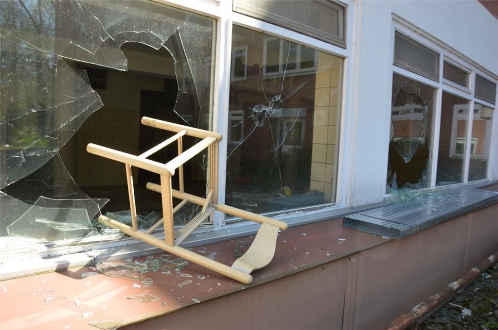 Die Karolinenhöhe in Bad Bederkesa verfällt zusehends. Überall Unrat und eine Spur der Verwüstung.