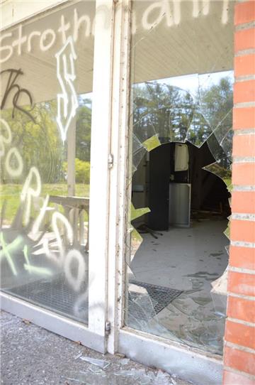 Die Karolinenhöhe in Bad Bederkesa verfällt zusehends. Überall Unrat und eine Spur der Verwüstung.