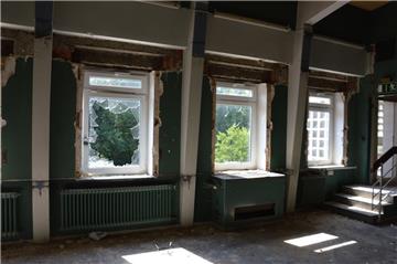 Die Karolinenhöhe ist weitestgehend entkernt. Ein Blick aus dem Fenster, ein Rundgang durch die leeren Räume. Foto: Schoener