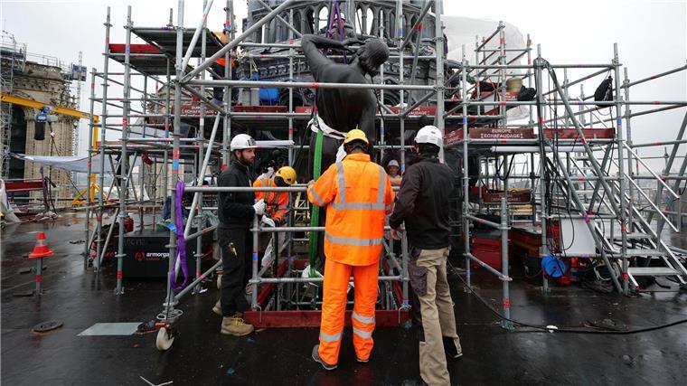 Alle Apostelstatuen zurück auf Spitze von Pariser Notre-Dame Die Kathedrale war im Frühjahr 2019 bei einem großen Brand schwer beschädigt worden. Der Wiederaufbau dauert an.