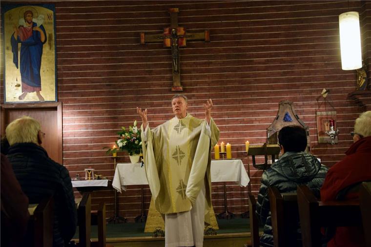 Nordenham: Katholische Herz-Jesu-Kirche ist nun entweiht Die katholische Herz-Jesu-Kirche ist entweiht. Pfarrer Karl Jasbinschek bemühte sich am Donnerstagabend um einen würdigen Abschied sowie einen versöhnlichen Abschluss.